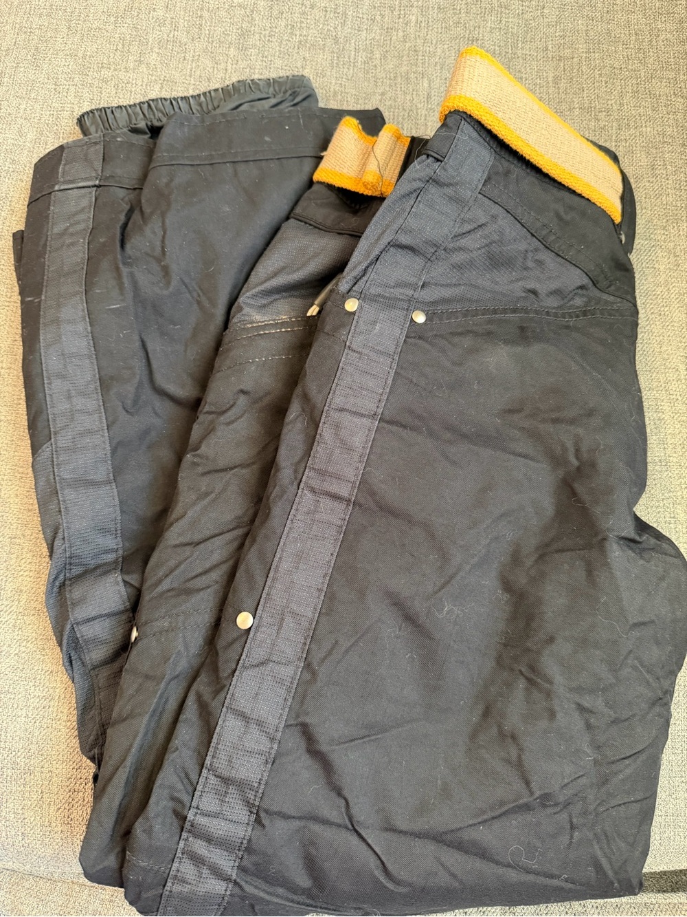 Obermeyer Ridge 10 Junior Black Ski pants Yellow/gray belt GUC style Breaker